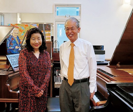 音楽祭を開く横山さん（右）と出演する久元さん（提供）