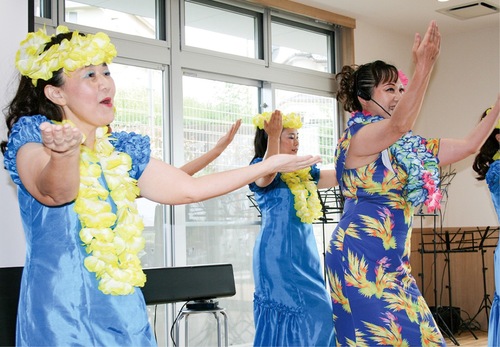 フラを披露する小林さん（右端）