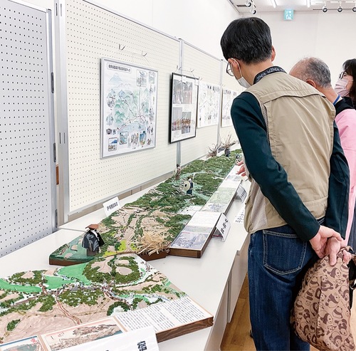 三宿のジオラマを見学する来場者たち