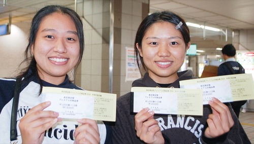 商品券を持ち笑顔の購入者