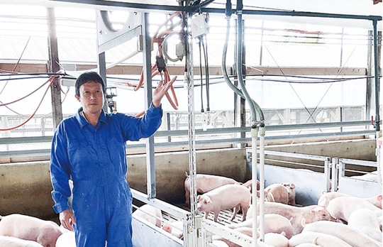 豚舎内の計測装置を示す横山正至さん