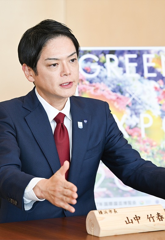 取材に答える山中市長
