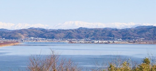 内灘サンセットパークから望む河北潟越しの立山連峰＝2023年1月11日撮影、杉村一馬さん提供