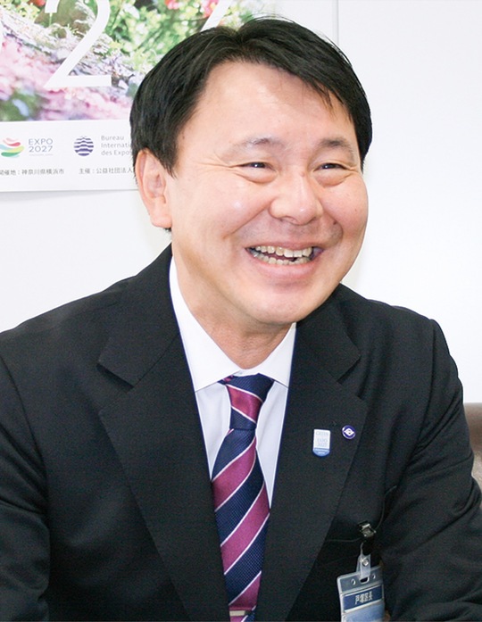 インタビューに答える近藤区長