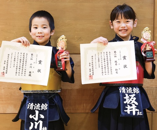 賞状を手にする坂井さん（右）と小川君