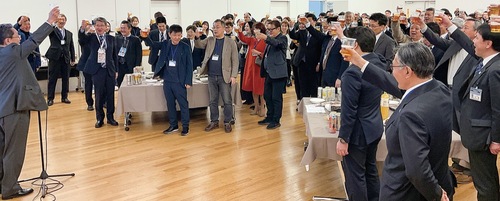 多種多様な参加者が笑顔で乾杯