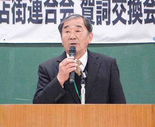 あいさつする三枝木会長