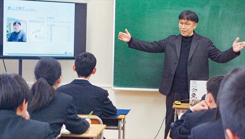 自社の沿革や事業について説明する巾代表