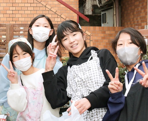 米粉蒸しパンを販売した子どもたち