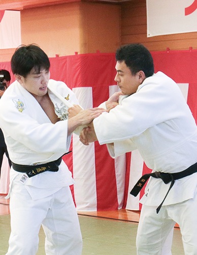 真剣勝負を披露する警察官