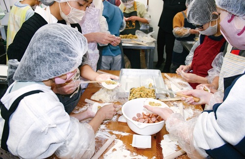 丁寧にアンを包んでいく児童