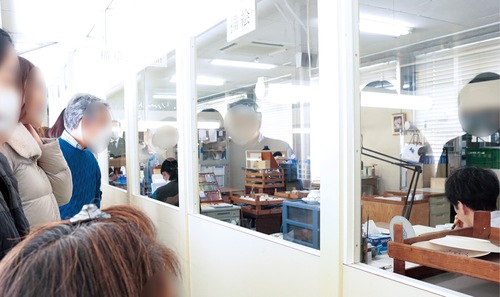 絵付けを見学する参加者