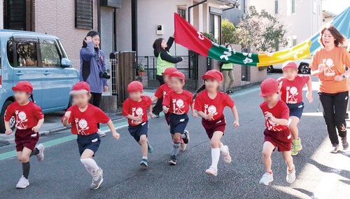 スタート後に走り始める園児たち