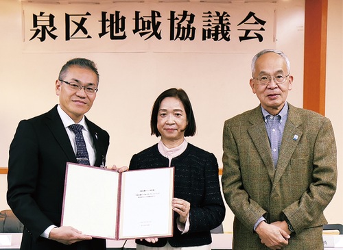 山口区長（左）に意見書を提出した協議会メンバー