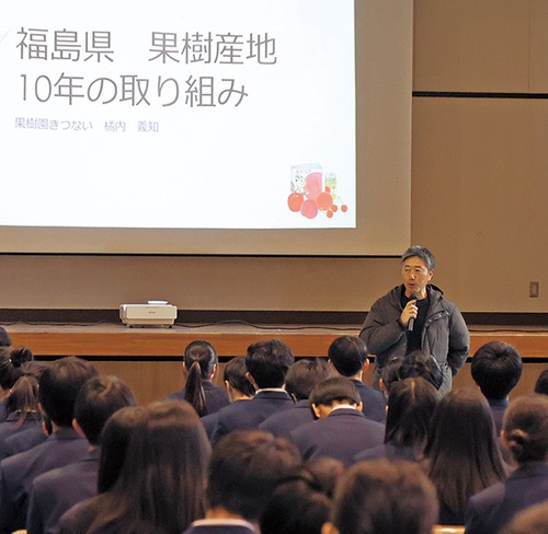 中学生に語りかける橘内さん