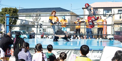模擬店やお笑いプロレスも（写真は昨年）