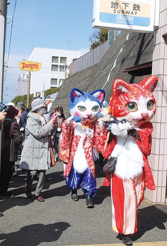 踊場のまちを練り歩いた大猫人形とそれに続く地域住民