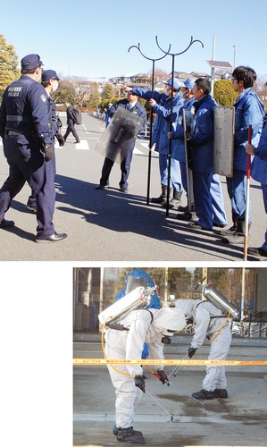 警察からの聴取に応じる水道局員（上）／散布場所の除染作業を行うＮＢＣテロ対応専門部隊