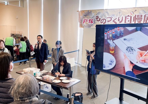 ペインターによる描絵を見守る参加者