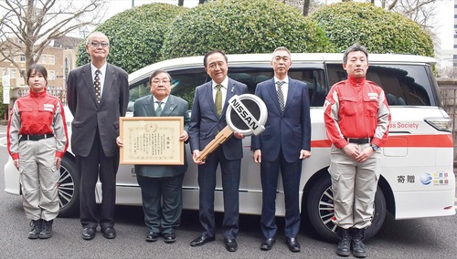 寄贈された車両と関係者ら