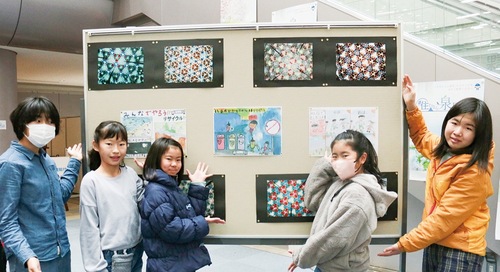 掲示を行った児童たち