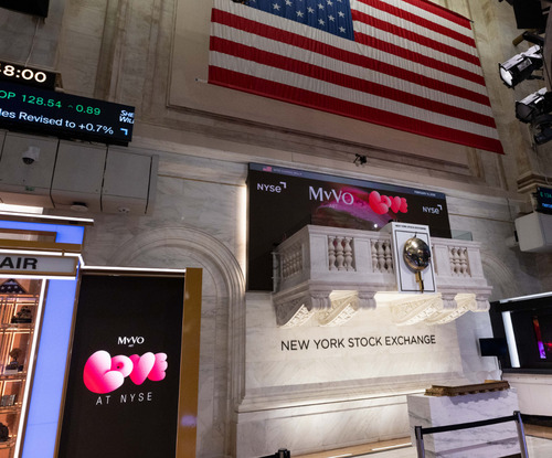 ニューヨーク証券取引所に掲示された作品（MvVO ART提供）