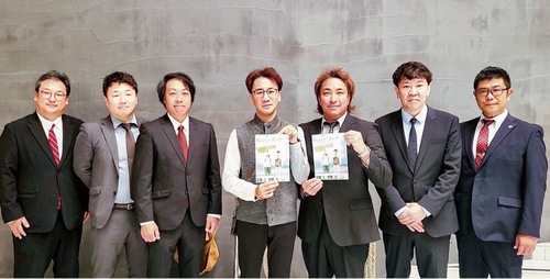 上映会を主催したアイディーズのメンバーと丹野さん（中央）＝提供写真