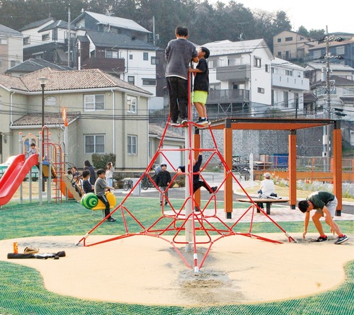 公開された遊具広場で遊ぶ子どもたち