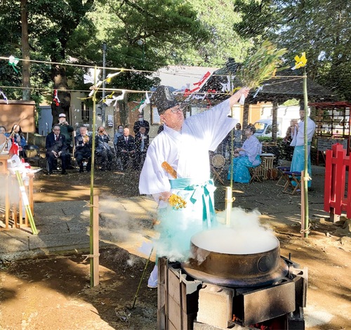 熱湯に笹の葉を浸して、参列者の頭上に飛沫を振りかける「湯座」
