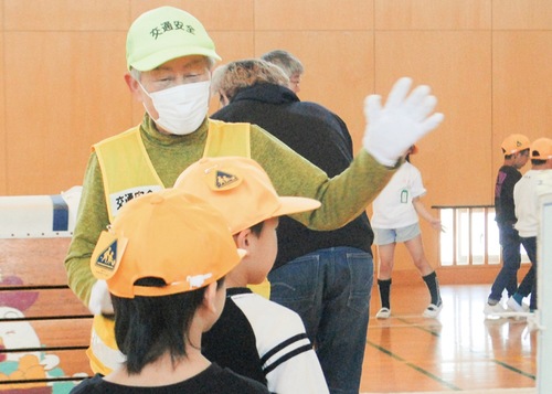 児童に交通安全を指導する五反田会長