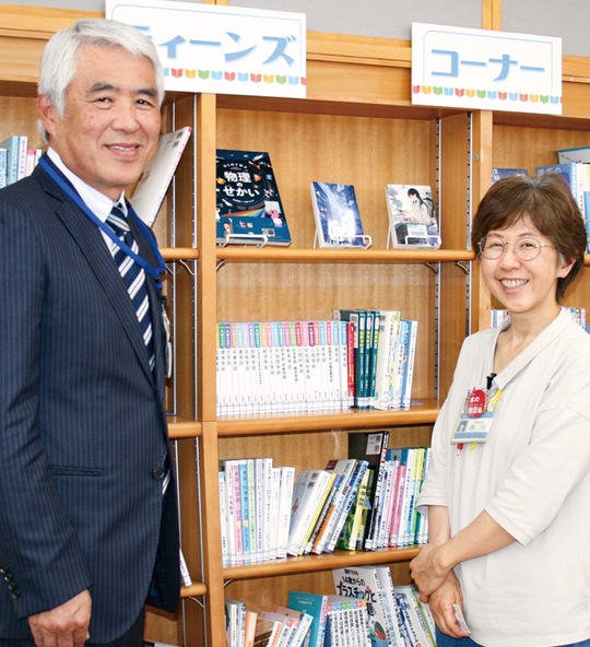 ティーンズコーナーを紹介する古橋館長（左）と西川司書