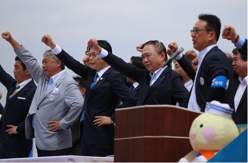 連合神奈川の林会長（右）の掛け声に合わせ、「団結ガンバロウ」と拳を突き上げる黒岩知事や山中市長ら