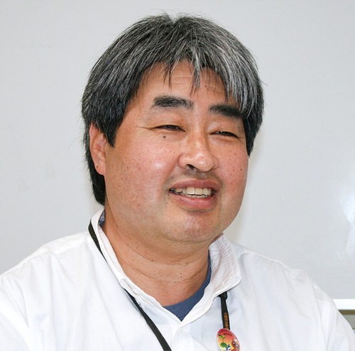 取材に応える山本事務局次長