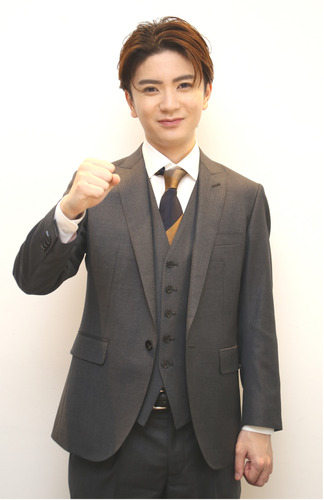 ｢ハマフェスY166｣の｢次世代ブランドディレクター｣を務める高橋優斗さん　　【プロフィール】1999年11月15日、横浜市出身。2015年から芸能事務所に所属し、テレビや舞台、コンサートなどで幅広く活動。2024年に芸能事務所を退所し、YX factory株式会社（現 横浜バニラ株式会社）を設立、代表取締役社長CEOに就任。スタートアップ起業家として、横浜発ギフトスイーツ「横浜バニラ」ブランドを展開する。