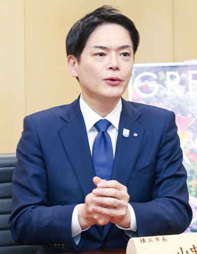 インタビューに答える山中竹春市長