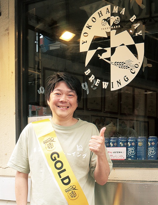 金賞のたすきをかけ笑顔の鈴木代表