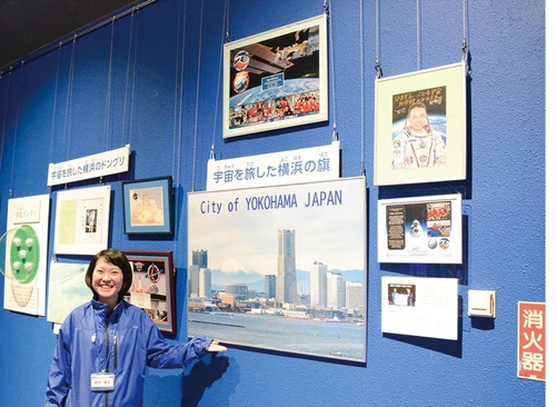 同館の鈴木さんと展示コーナー