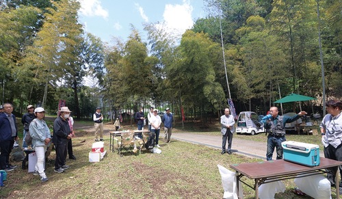 あいさつする中丸さん（右から２人目）