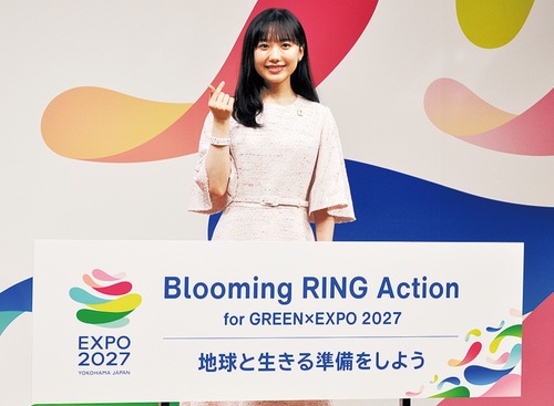 リングを身に付け、ポーズをとる芦田さん