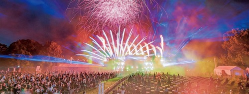 開港を祝う花火＝提供