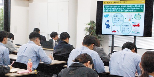 租税講話に耳を傾ける新入社員