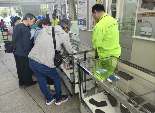 ホンモノとニセモノを見分けるクイズに参加する来場者