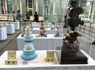 パティシエによる力作が並ぶ（県洋菓子協会提供）