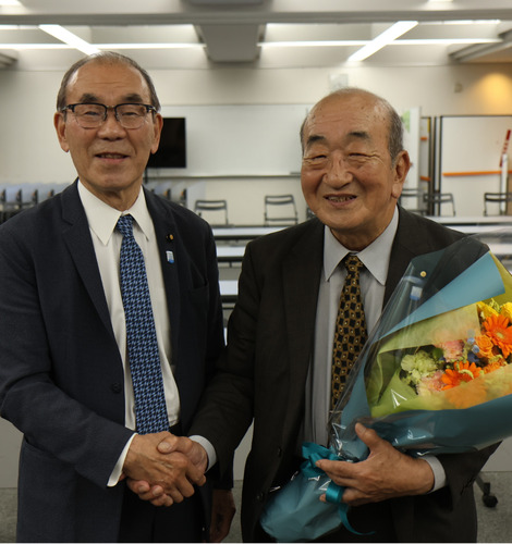 握手を交わす上原さん（左）と馬場さん