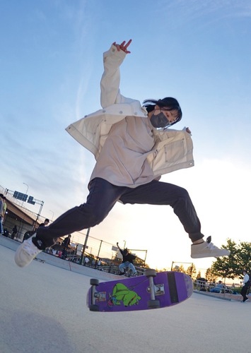 ジャンプをして技を決める土田選手＝提供