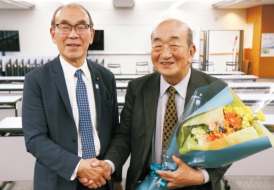 握手を交わす上原さん（左）と馬場さん