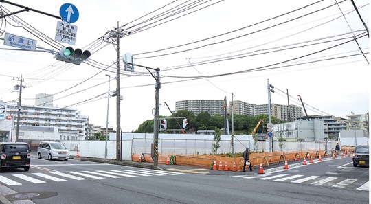 国道一号・品濃口交差点から望む店舗予定地（左が戸塚方面）