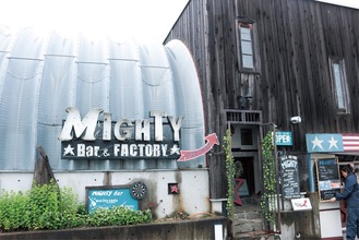 ガレージの２階に位置する店舗