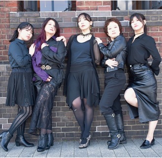 舞台に出演するメンバー