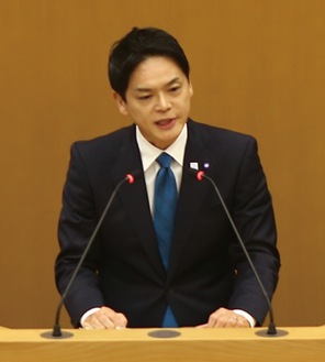 立候補を表明した山中市長